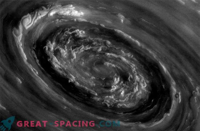 Furtunile de pe Saturn pot fi cauzate de cicloanele polare uriașe