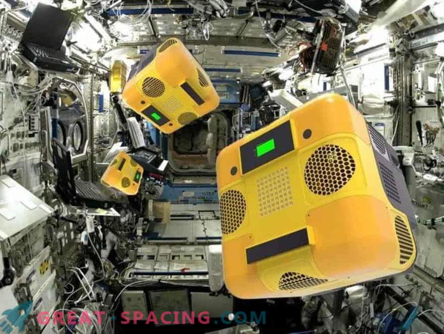 Ce roboți roboți fac la stația orbitală?