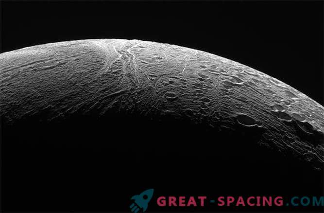Cassini a luat ultimele fotografii ale lui Enceladus