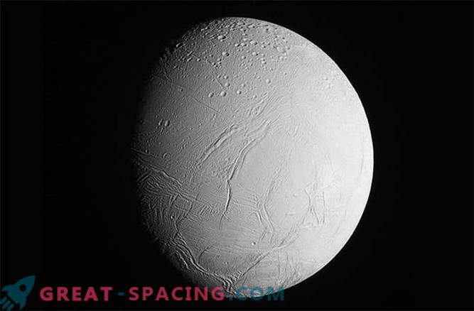 Cassini a luat ultimele fotografii ale lui Enceladus