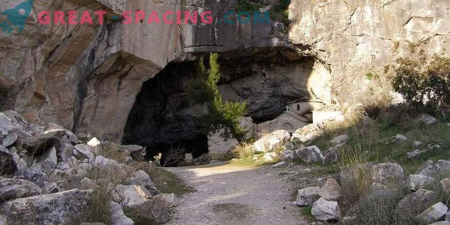 Activitate ciudată în peștera Davelis. Explicația științifică și versiunile ufologilor