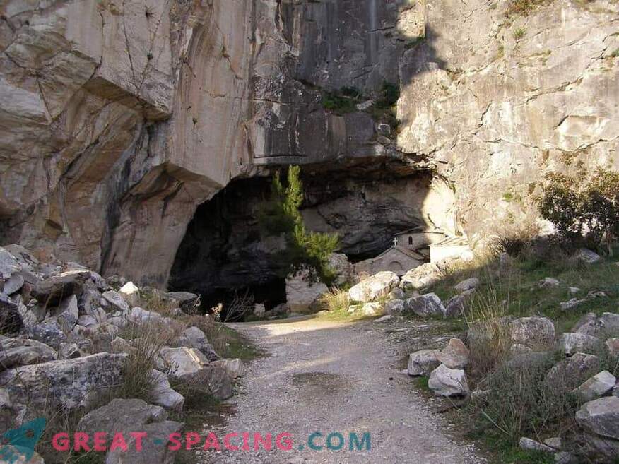 Activitate ciudată în peștera Davelis. Explicația științifică și versiunile ufologilor