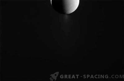 Cassini supraveghează gheizerele Enceladus.